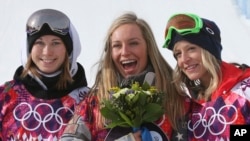Jamie Anderson dari AS, tengah, merayakan kemenangan dengan peraih medali perak Enni Rukajarvi dari Finlandia, kiri, dan peraih medali perunggu bronze medalist Jenny Jones dari UK.