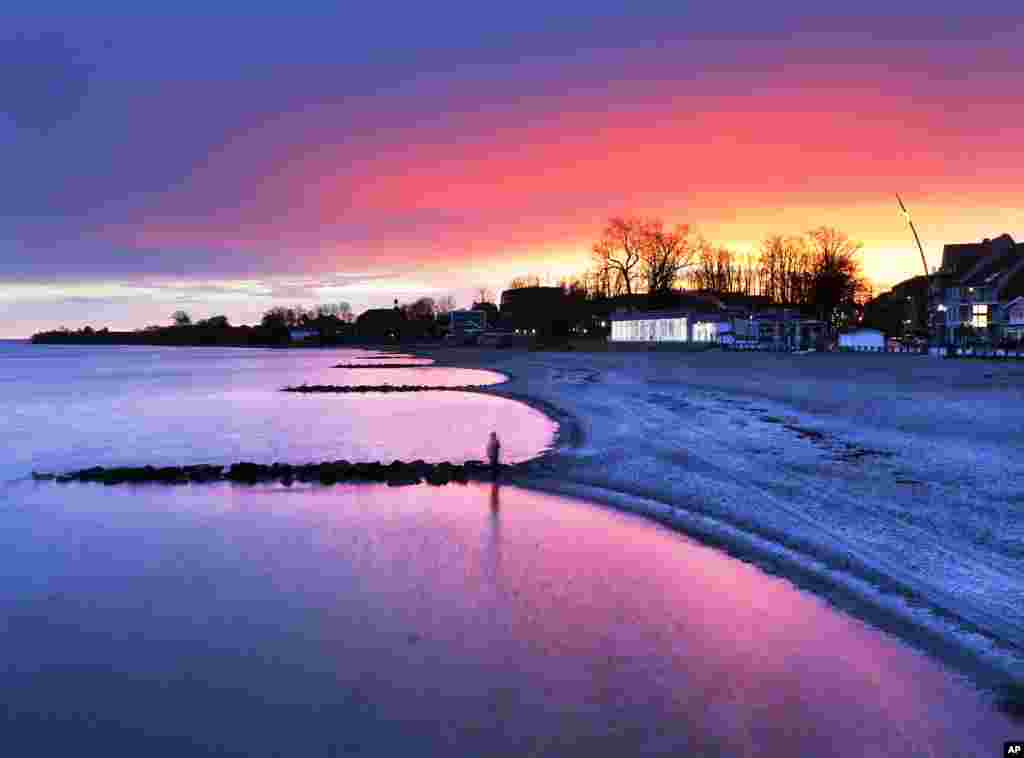 ស្រ្តី​ម្នាក់​ឈរ​នៅ​លើ​ឆ្នេរ​សមុទ្រ Baltic ក្នុង​ទីក្រុង​​ Niendorf ភាគ​ខាងជើង​ប្រទេស​អាល្លឺម៉ង់។