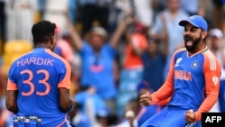 শেষ ওভারে দক্ষিণ আফ্রিকার ডেভিড মিলার আউট হলে ভিরাট কোহলি (ডানে) এবং হার্দিক পান্ডিয়া উল্লাস করছেন। ফটোঃ ২৯ জুন, ২০২৪। 