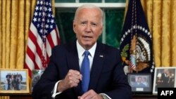 美国现任总统拜登2024年7月24日在白宫椭圆形办公室对全美人民发表讲话。