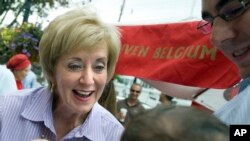 최근 트럼프 정부 초대 중소기업청장으로 지명된 린다 맥마흔이 연방상원의원 선거 출마 당시인 지난 2012년 8월 코네티컷주 페어필드에서 열린 유세현장에서 지지자들과 대화하고 있다.