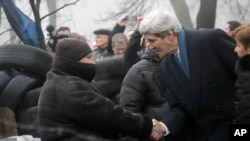 美国国务卿克里星期二抵达乌克兰基辅