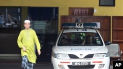 북한 김정은 국무위원장의 이복형인 김정남의 시신 부검한 쿠알라룸푸르 병원 영안실 앞에 경찰차가 서 있다.