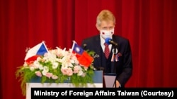 捷克参议院议长维特奇8月31日在台湾的政治大学演讲，用行动展现对台湾民主的支持。（图片来源：台湾外交部脸书）