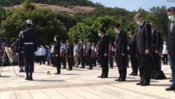 美国在台协会台北办事处处长郦英杰2020年8月23日在金门参加纪念1958年823战役活动，与台湾总统蔡英文一起向当年在战役中牺牲的官兵致敬。（美国在台协会脸书)