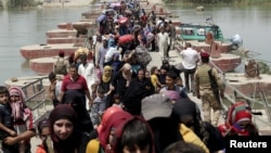 Warga muslim Sunni-Irak mengungsi dari kota Ramadi berusaha memasuki Baghdad akhir bulan lalu (foto: dok).