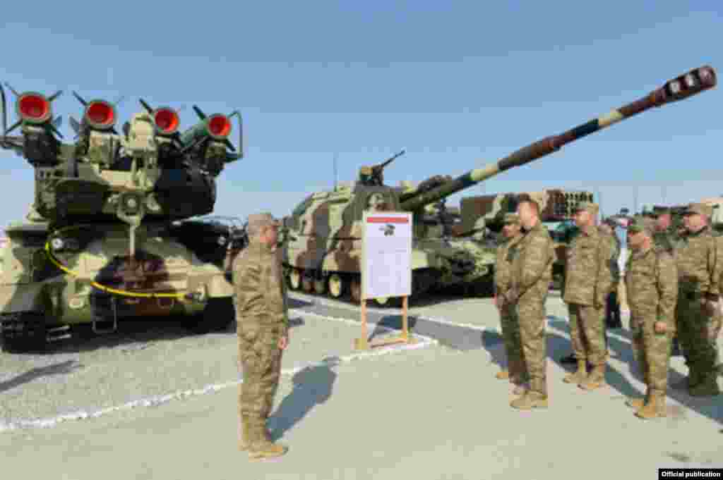 Prezident İlham Əliyev hərbi təlimi müşahidə edir 