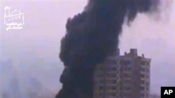 2月6日大马士革的一次爆炸后建筑物烟火冲天