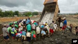 ရေမဆေးကျောက် ရှာနေသူများ