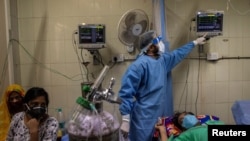 印度首都新德里一家医院正在治疗新冠患者（路透社2021年4月15日）