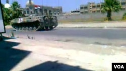 Militer Suriah mengerahkan tank-tank ke daerah yang bergolak di provinsi Homs, utara Damaskus (foto: dok).