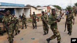 Des soldats dispersent la foule dans le district de Cibitoke à Bujumbura, au Burundi, le 7 mai 2015. 