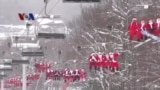 VOA Trending Topic: Ratusan Sinterklas Kumpulkan Dana Amal dengan Skiing dan Snowboarding