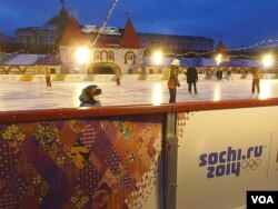 贴满索契奥运标志的莫斯科红场溜冰场(美国之音 白桦)