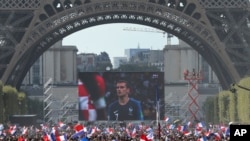 فرانسوی ها از پیروزی تیم شان در جام جهانی فوتبال ۲۰۱۸ در نزدیکی برج ایفل تجلیل کردند
