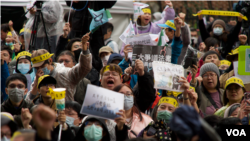 抗议在野党将“选罢法”等争议法案强行闯关，星期五逾千民众再次包围台湾立法院。(美国之音特约记者李昕儒拍摄)