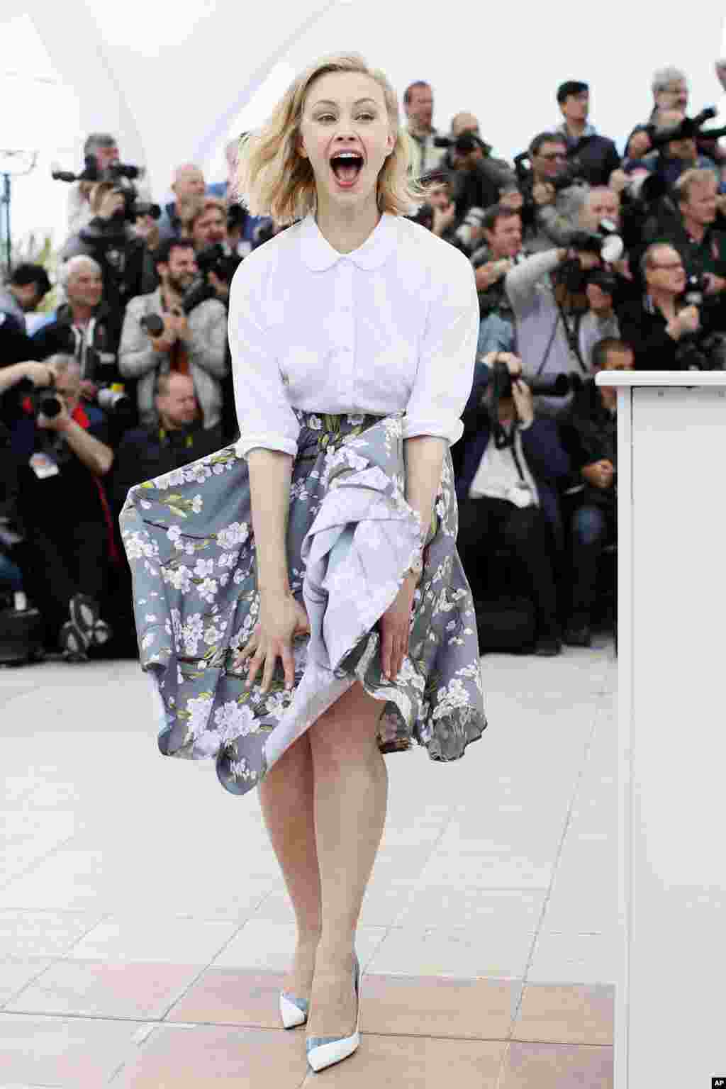 Aktris Kanada, Sarah Gadon bereaksi setelah angin kencang meniup roknya dalam acara&nbsp;festival film di Cannes, Perancis.