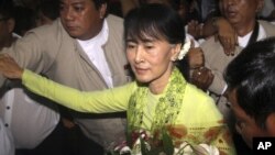 Pemimpin oposisi Burma, Aung San Suu Kyi memulai kunjungan selama 17 hari di Amerika hari Selasa (18/9). 