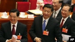 胡锦涛（左）、习近平（中）和温家宝在全国人大开幕式上