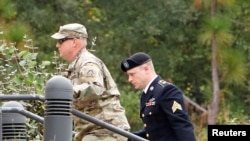 美国陆军中士伯格达尔（右）抵达北卡布拉格堡的军事法庭。（2017年10月16日）