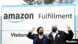 Perwakilan AS Nikema Williams dan Stuart Appelbaum, kepala Serikat Ritel, Grosir dan Toserba, difoto pada 5 Maret 2021, di fasilitas Amazon di Bessemer, Alabama. (Foto: Reuters)