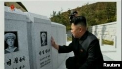 “金正恩访问沉没军舰水兵墓地”， 朝鲜中央社经由路透社提供 