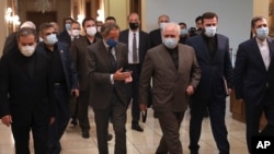 رافائل گروسی، مدیرکل آژانس بین المللی انرژی اتمی، در بازدید از ایران با هدف دسترسی بازرسان به مراکزی که تصور می‌شود برای انبار کردن یا استفاده کردن از مواد هسته‌ای اعلام نشده، به کار رفته است. ۲۵ اوت ۲۰۲۰