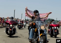 滚雷摩托车队开过美国国会和美国印第安人博物馆（2016年5月29日）
