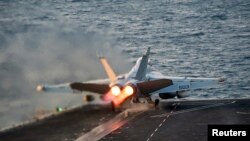 Jet tempur EA-18G Growler milik Angkatan laut AS lepas landas dari kapal induk USS Carl Vinson (CVN 70) yang tengah berada di Teluk Persia, pada 28 Oktober 2014. (Foto: Reuters)