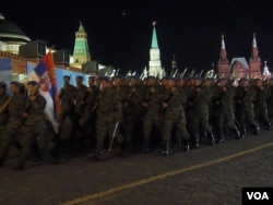 5月4日的彩排中，塞尔维亚军队在中国军队之前通过红场 (美国之音白桦拍摄)