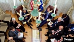 جان کری در کنار سرگئی لاوروف، وزیر امورخارجه روسیه - ۳۰ ژوئن ۲۰۱۵ عکس از توییتر رسمی جان کری