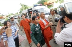 ក្រុមមន្រ្តី​ការពារ​សិទ្ធិ​មនុស្ស​សមាគម​អាដហុក​ ដែល​កំពុង​ជាប់ឃុំ​ពាក់ព័ន្ធនឹង​ករណី​រឿង​អាស្រូវ​ផ្លូវ​ភេទ​អនុ​ប្រធាន​គណបក្ស​សង្រ្គោះ​ជាតិ​លោក កឹម សុខា កាលពីថ្ងៃទី២៣ ខែវិច្ឆិកា ឆ្នាំ២០១៧។