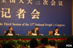 环保部长陈吉宁在记者会上称，解决中国环保问题不能操之过急（2015年3月7日，美国之音东方拍摄）