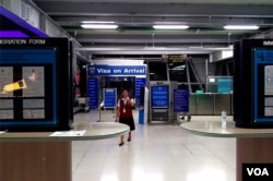 曼谷素万纳普机场落地签证大厅显得空空荡荡。（美国之音朱诺拍摄，2016年11月26日）