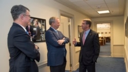 谷歌领导人施密特（中）2016年3月14日访问五角大楼 （美国国防部照片）