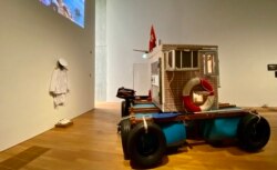 香港M+博物馆展出今年7月出走台湾的视觉艺术家黄国才的作品《漂流家室》，嘲讽香港的高楼价问题 (美国之音/汤惠芸)