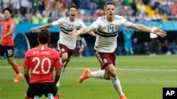 هرناندیس، مهاجم تیم مکسیکو که دومین گول تیمش را در برابر کوریای جنوبی به ثمر رساند.