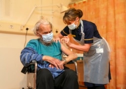 一位88岁的女士在英格兰西南部的牛津丘吉尔医院接受牛津大学/阿斯利康新冠病毒疫苗注射。(2021年1月4日)