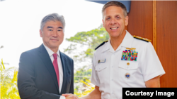 戴维森上将2018年9月25日会见美国驻菲律宾大使金诚（美国驻马尼拉大使馆照片）