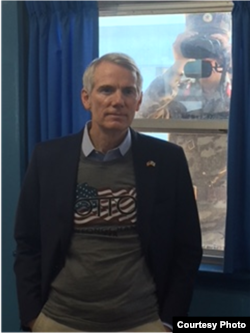 한국을 방문한 롭 포트만 공화당 상원의원이 북한에 억류됐다가 송환된 후 숨진 미국인 대학생 오토 웜비어 군의 이름이 쓰여진 스웨터를 입고 비무장지대를 찾았다.