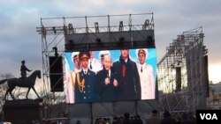 吞并克里米亚后，去年3月普京在莫斯科红场的庆祝集会上讲话。（美国之音白桦拍摄）