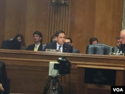 鲁比奥参议员在听证会上（美国之音莉雅拍摄）