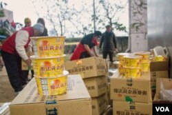 台北餐饮业主张米奇一家准备了1000份速溶燕麦粥和几百份魔法鸡排。（美国之音记者方正拍摄）