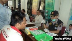 Sopir bus mengikuti tes penggunaan narkoba di Terminal Tirtonadi Solo, 8 Juni 2017. (Foto: VOA/Yudha)