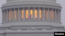 资料照片: 2018年11月6日美国国旗在华盛顿美国国会大厦圆顶前飘扬。