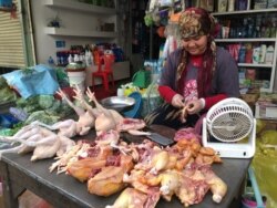 អ្នកស្រី សាន់ វ៉ាន់នី អាជីវករលក់សាច់មាន់នៅផ្សារច្រាំងចំរេះ ខណ្ឌឫស្សីកែវ រាជធានីភ្នំពេញ ខែមីនា ឆ្នាំ២០២០។ (Ananth Baliga/VOA)