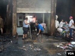 Shop owners complain they have no insurance to cover their loses after this fire in Cairo on May 11, 2016. (VOA/Hamada Elrasam)