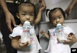 中国女孩在深圳医院等待检查肾结石的时候喝三鹿牛奶（2008年9月17日）