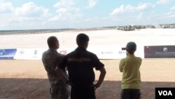 哈萨克斯坦参加了今年8月在莫斯科郊外举行的，由俄罗斯主办的坦克大赛，一名哈萨克军人在观看比赛。（美国之音白桦拍摄）