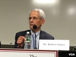 乔治华盛顿大学国际事务实践教授沙特（美国之音钟辰芳拍摄）